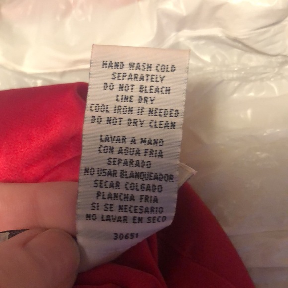 Beautiful Red Satin Sag Harbor Long Sleeved Blouse Petite - Picture 12 of 13